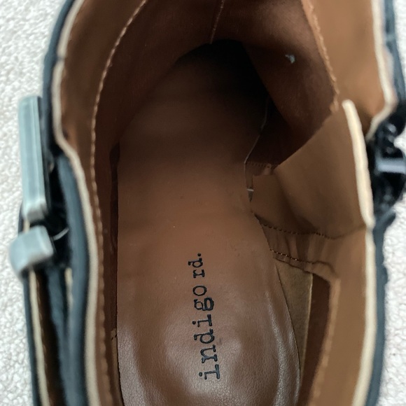 Women’s Accessories - Picture 6 of 16